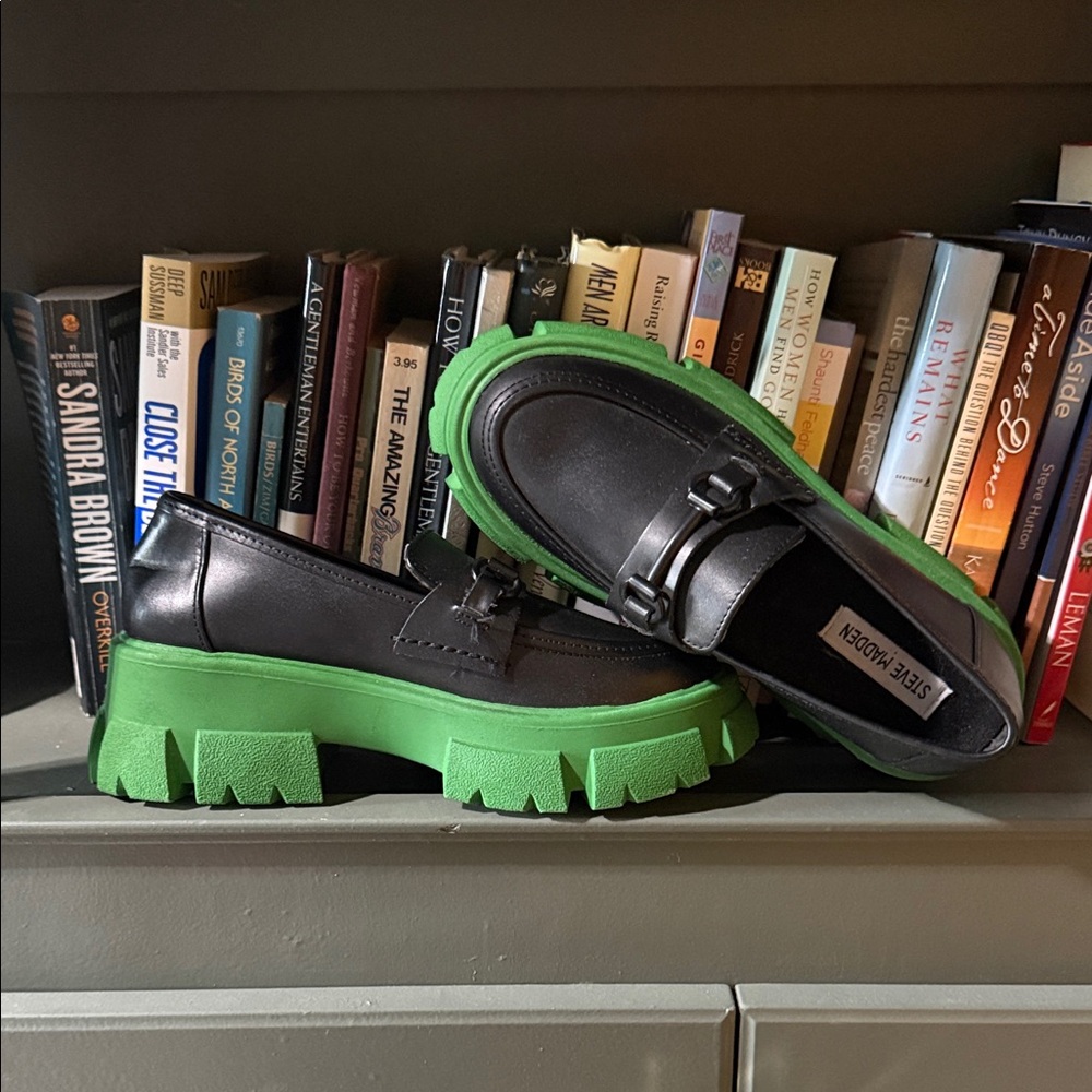 NWOT Steve Madden women’s Black Loafers with Green Lug Sole size 6 - Picture 1 of 7